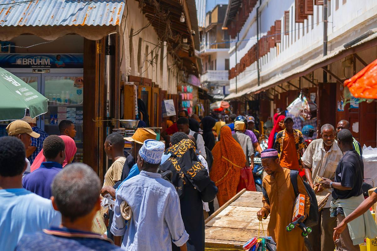 Boutres au large de Stone Town à l'heure dorée | Niroskos